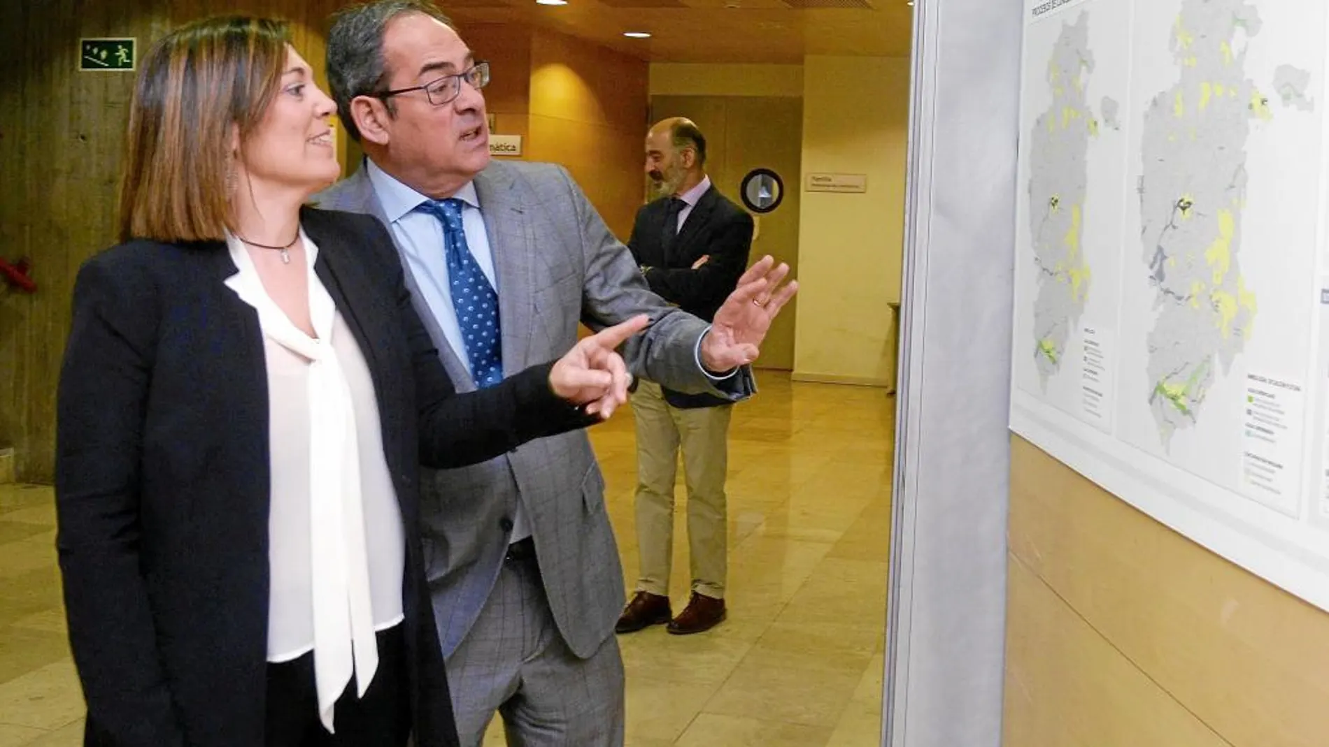 La consejera Milagros Marcos, con el delegado de la Junta en Burgos, Baudilio Fernández, comentan la inversión