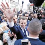 El candidato socioliberal a las elecciones presidenciales francesas, Emmanuel Macron (c).