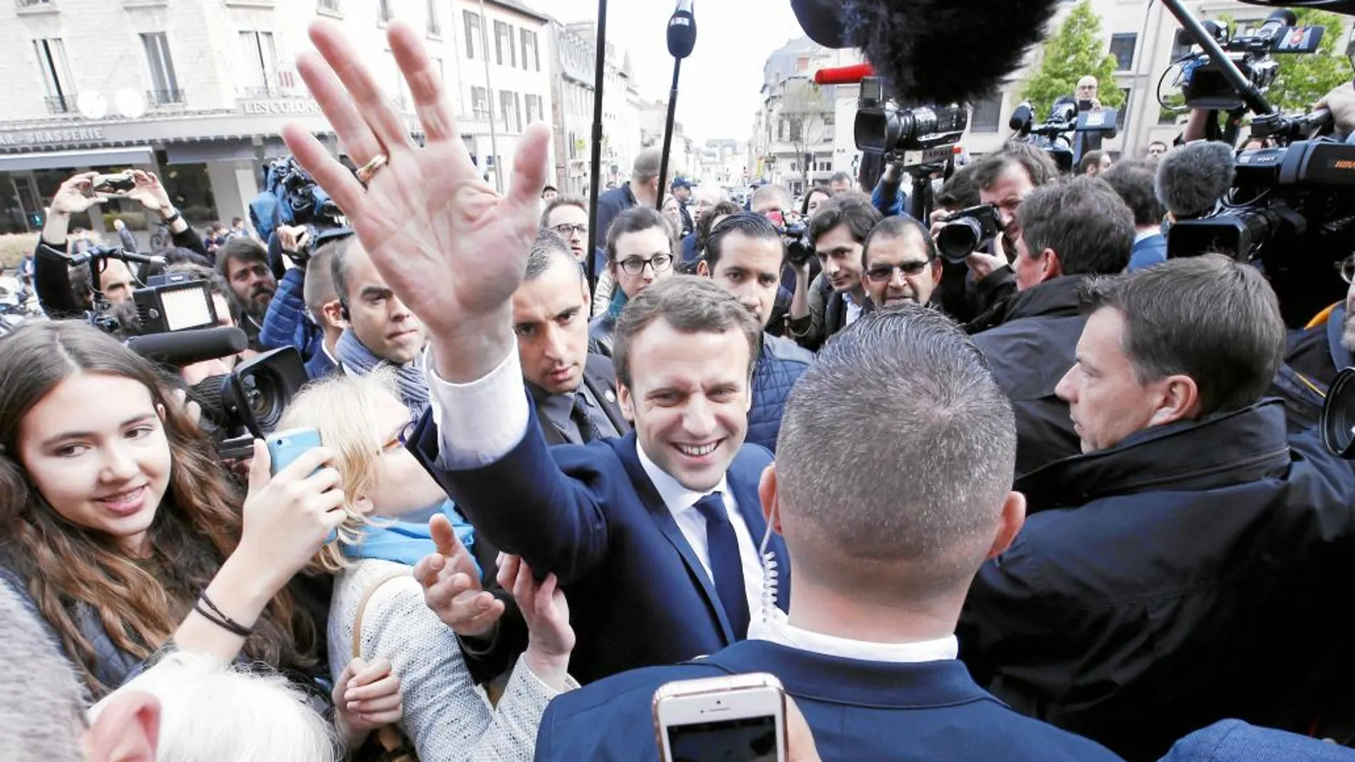 El candidato socioliberal a las elecciones presidenciales francesas, Emmanuel Macron (c).