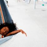 El estudio mide los efectos del balanceo como inductor del sueño / Reuters