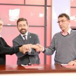 El director general de RTVCyL, Eduardo Álvarez, renueva el convenio con Agustín Prieto y Ángel Hernández