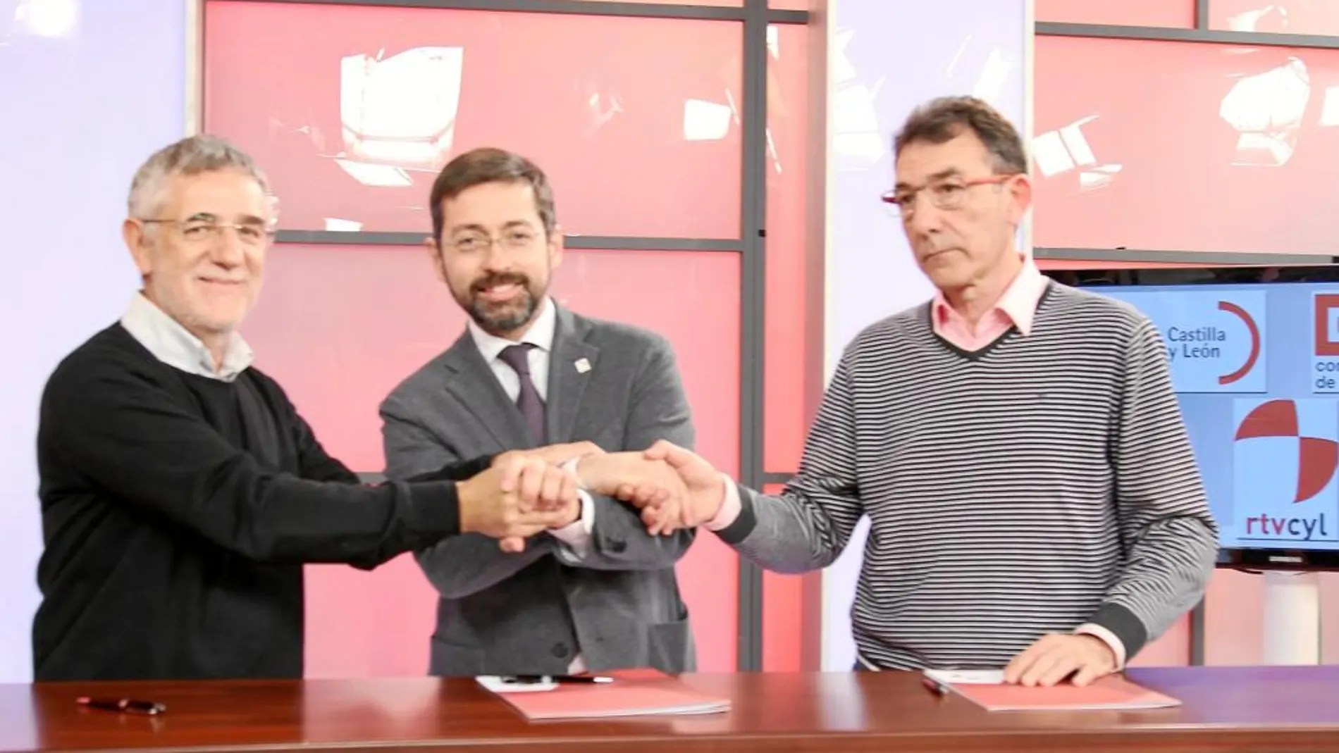 El director general de RTVCyL, Eduardo Álvarez, renueva el convenio con Agustín Prieto y Ángel Hernández