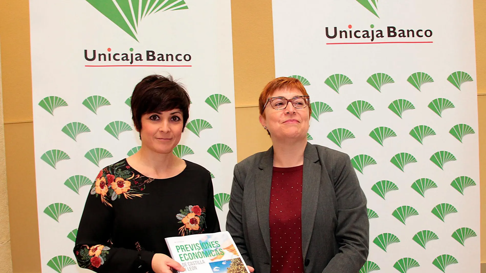 Marga Serna, directora territorial de Unicaja Banco y Felisa Becerra, de Analistas Económicos de Andalucía presentan el informe