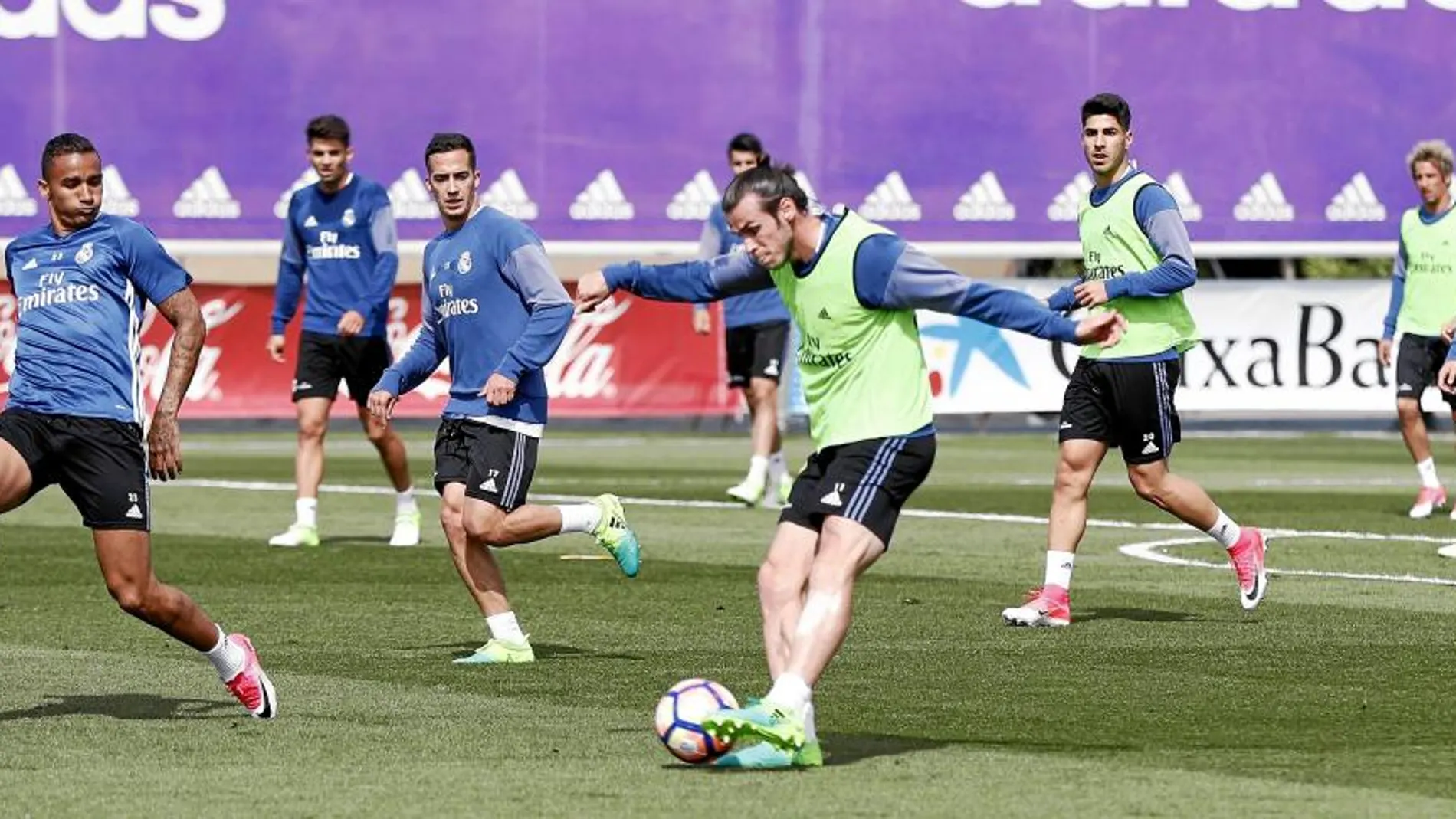 Bale, en el entrenamiento de ayer, junto al resto de sus compañeros