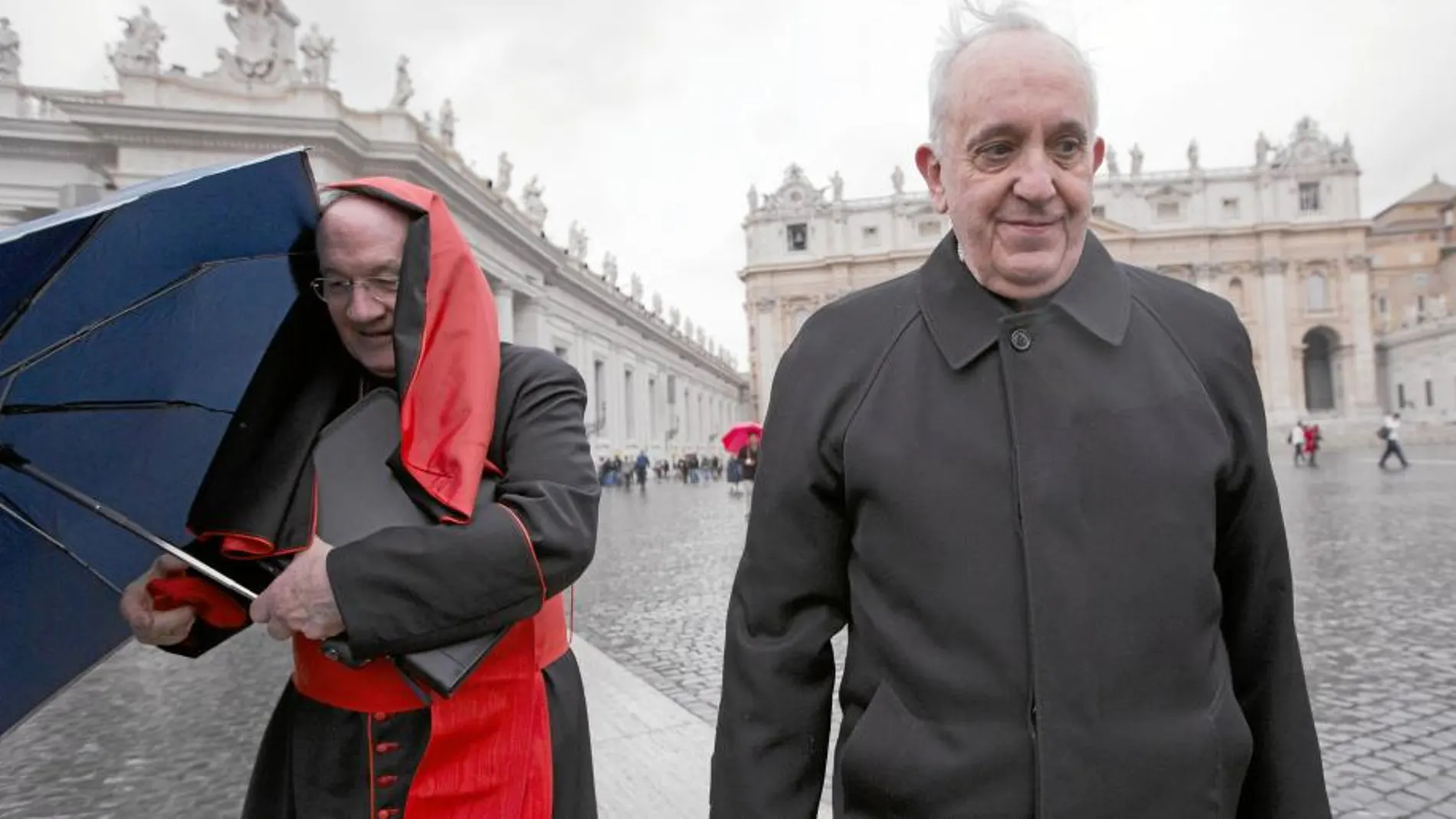 Estos días pasados se tomó en Roma esta curiosa imagen: el cardenal canadiense Marc Ouellet, uno de los papables, en la plaza de San Pedro junto a Bergoglio