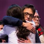 Pablo Iglesias abraza a Errejón