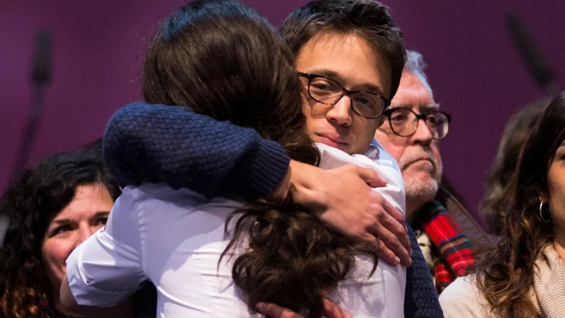 Pablo Iglesias abraza a Errejón