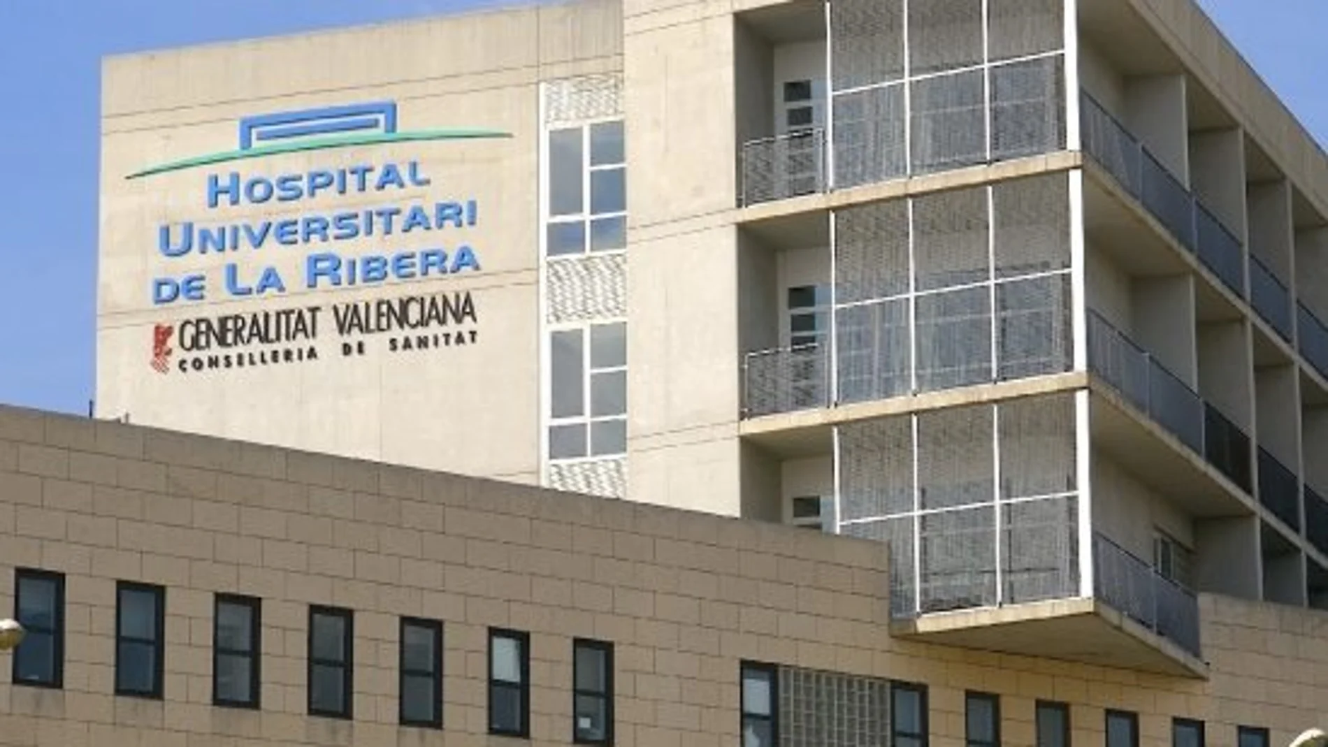 Denuncian que la lista de espera en La Ribera crece por el bloqueo de Sanidad