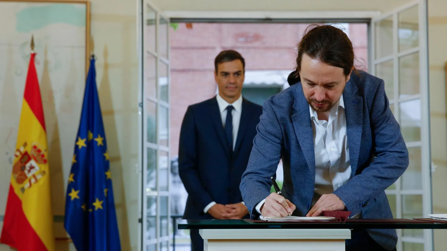 Pablo Iglesias y Pedro Sánchez firmaron en octubre un acuerdo para los presupuestos del año 2019 / Foto: J. Fdez-Largo