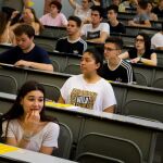 Más de la mitad de los universitarios ve su futuro laboral fuera de España