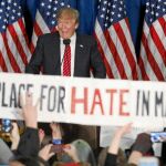 Donald Trump sonríe a un grupo de seguidores con un cartel en el que se lee: «No hay sitio para el odio en Maine»