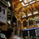 Un panel informativo de la bolsa de Madrid muestra la evolución del principal indicador de la bolsa española, el IBEX 35