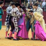 El diestro Cayetano Rivera (3d), tras ser cogido en la faena a su primer toro, de Parladé, durante la corrida de la Feria del Pilar de Zaragoza celebrada ayer