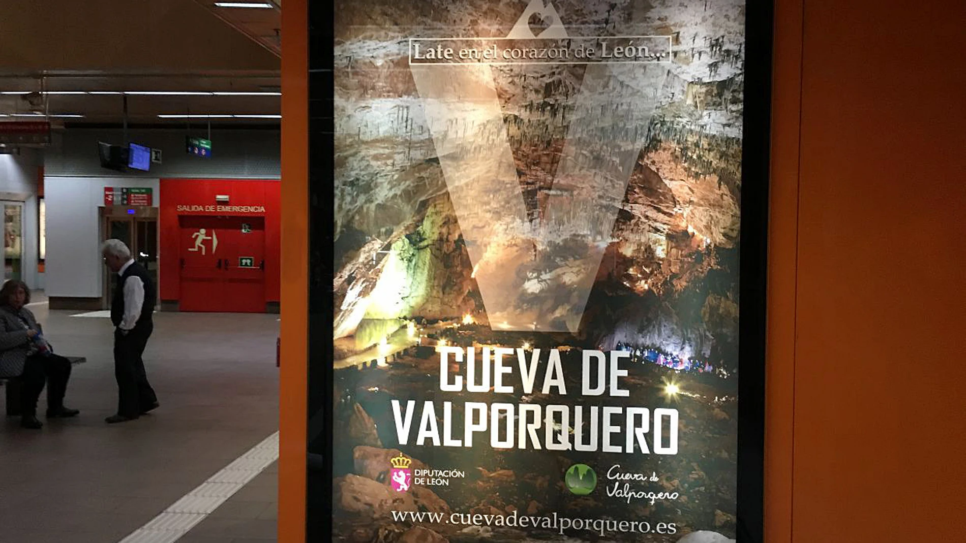 La Diputación de León promociona la Cueva de Valporquero en quioscos e intercambiadores de Madrid