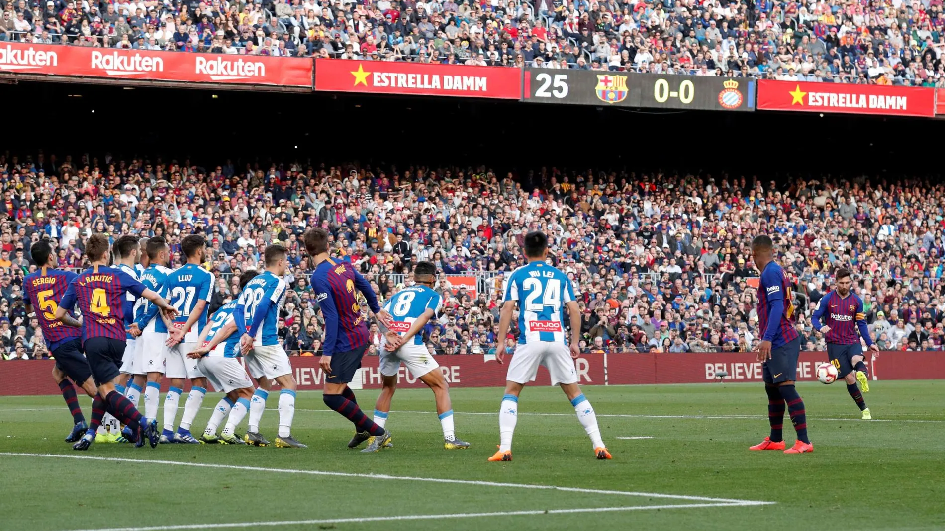 El gol de falta de Messi ante el Espanyol