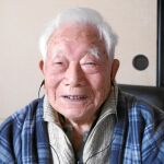 Tomishige Shimizu (100 años). Su cuerpo es más robusto que el de muchos jóvenes gracias a su afición a la pesca. Lo hace en una zona donde el clima es muy severo