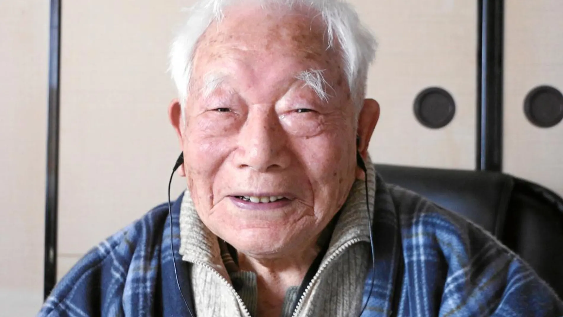Tomishige Shimizu (100 años). Su cuerpo es más robusto que el de muchos jóvenes gracias a su afición a la pesca. Lo hace en una zona donde el clima es muy severo