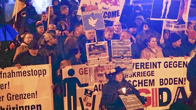 Manifestación de un grupo vinculado a la asociación extremista Pegida ayer en la ciudad alemana de Leipzig