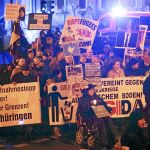 Manifestación de un grupo vinculado a la asociación extremista Pegida ayer en la ciudad alemana de Leipzig
