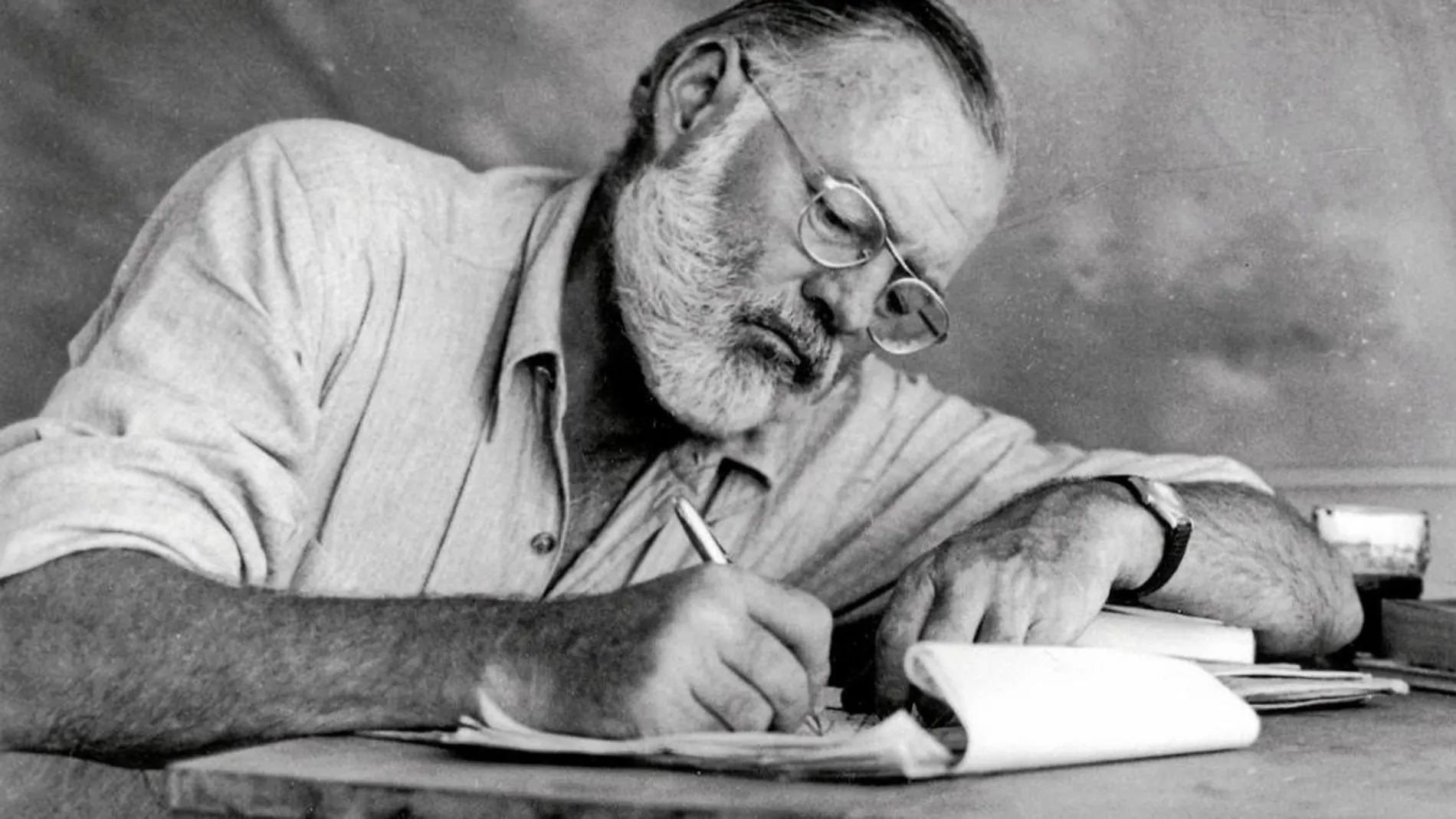 La carrera del Premio Nobel Ernest Hemingway pendió de un hilo tras perder la maleta con sus primeros relatos y hasta una novela