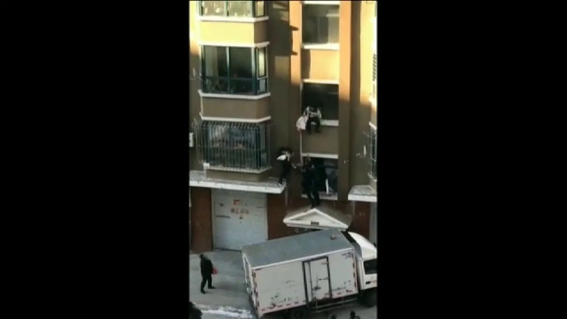 Un repartidor de leche salva a un bebé de caer de un tercer piso en China