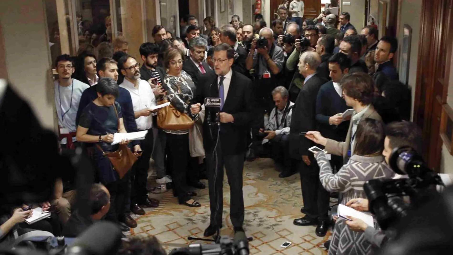 Mariano Rajoy declara ante los medios tras formalizar su acta como diputado, hoy en la Cámara Baja.