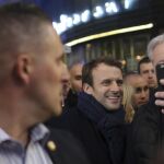 Emmanuel Macron posa para un selfie con uno de sus seguidores