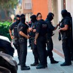 Agentes de los mossos están realizando varios registros, uno de ellos en Ciutat Vella