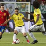 El delantero de la selección colombiana Radamel Falcao (c) controla un pase ante la presión del centrocampista español Jorge Resurrección 'Koke' .