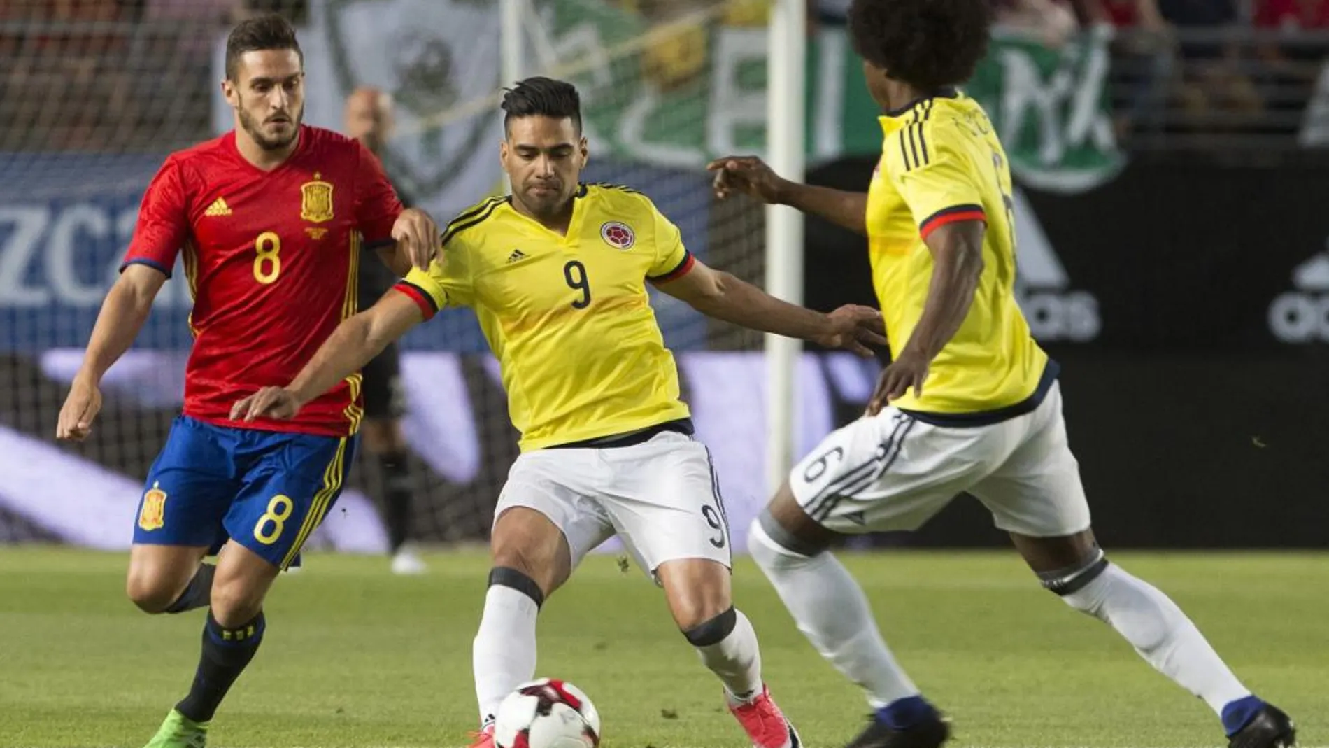 El delantero de la selección colombiana Radamel Falcao (c) controla un pase ante la presión del centrocampista español Jorge Resurrección 'Koke' .