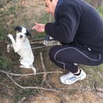 Juanma Moreno junto al perro herido y abandonado