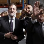 El presidente del Gobierno en funciones, Mariano Rajoy, durante una visita en San Sebastián junto a su candidato a lehendakari, Alfonso Alonso