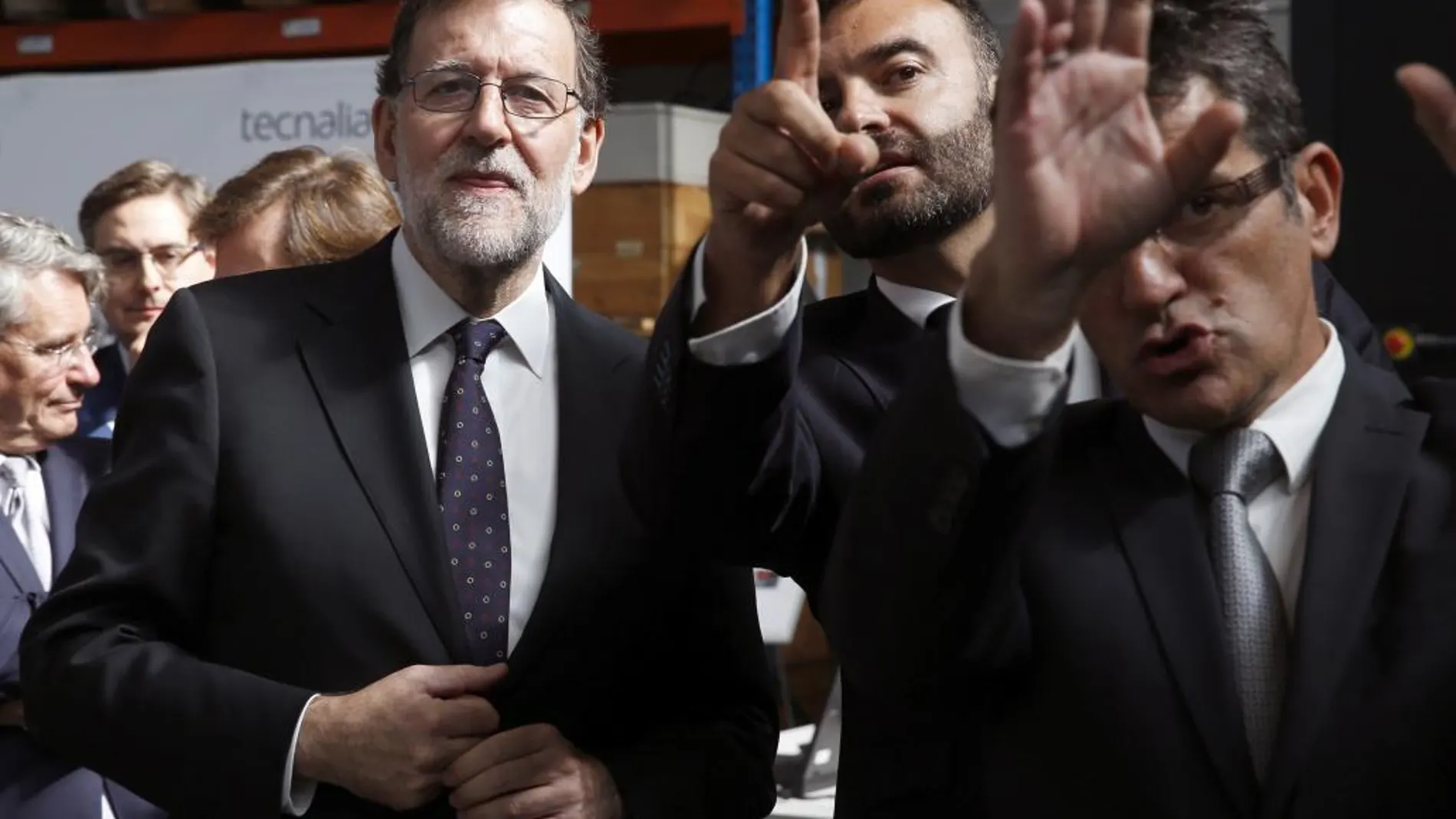 El presidente del Gobierno en funciones, Mariano Rajoy, durante una visita en San Sebastián junto a su candidato a lehendakari, Alfonso Alonso