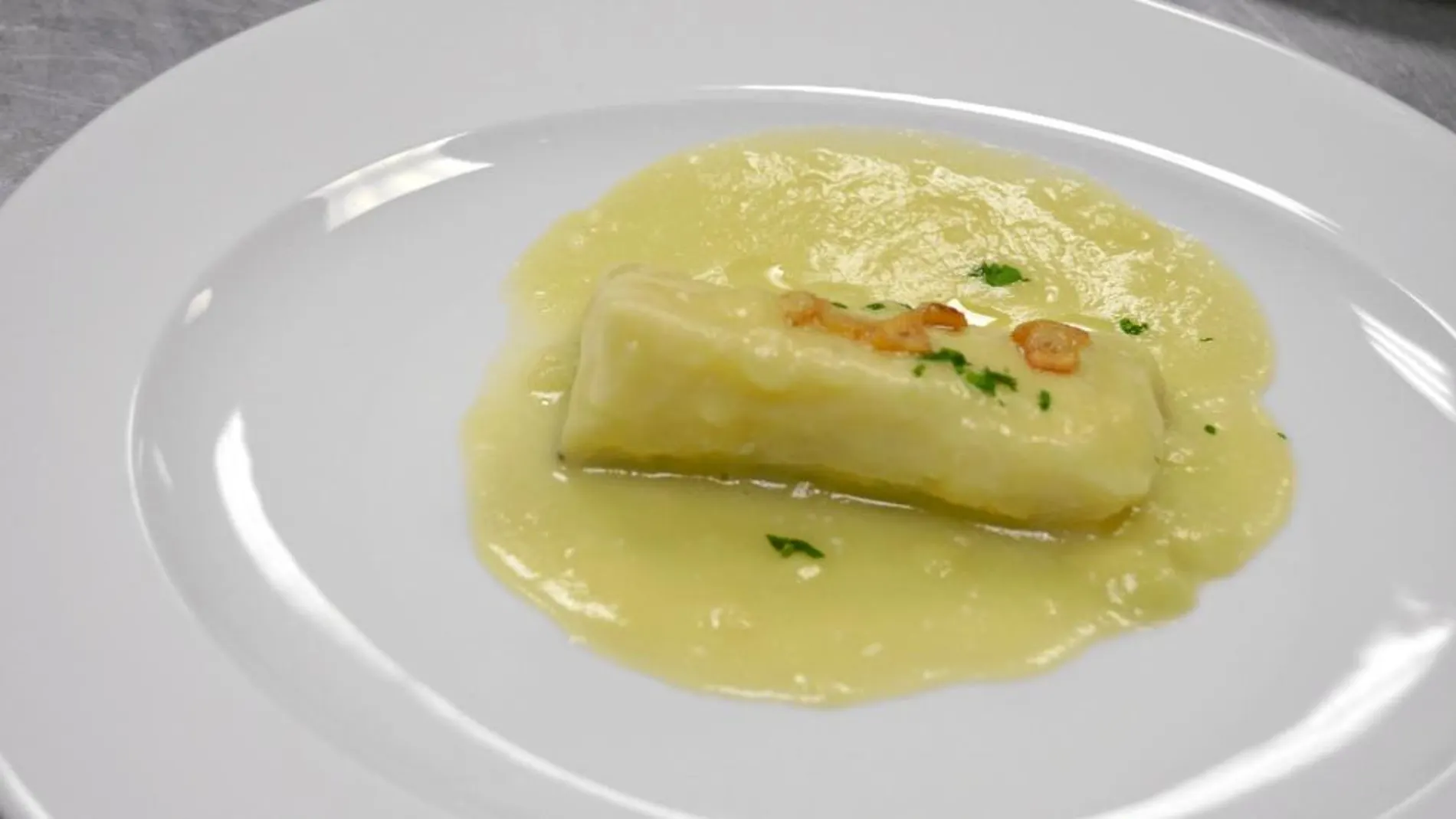 Formidable interpreta-ción del bacalo al pil pil. Pocos platos resultan tan reveladores y genuinos con identidad propia