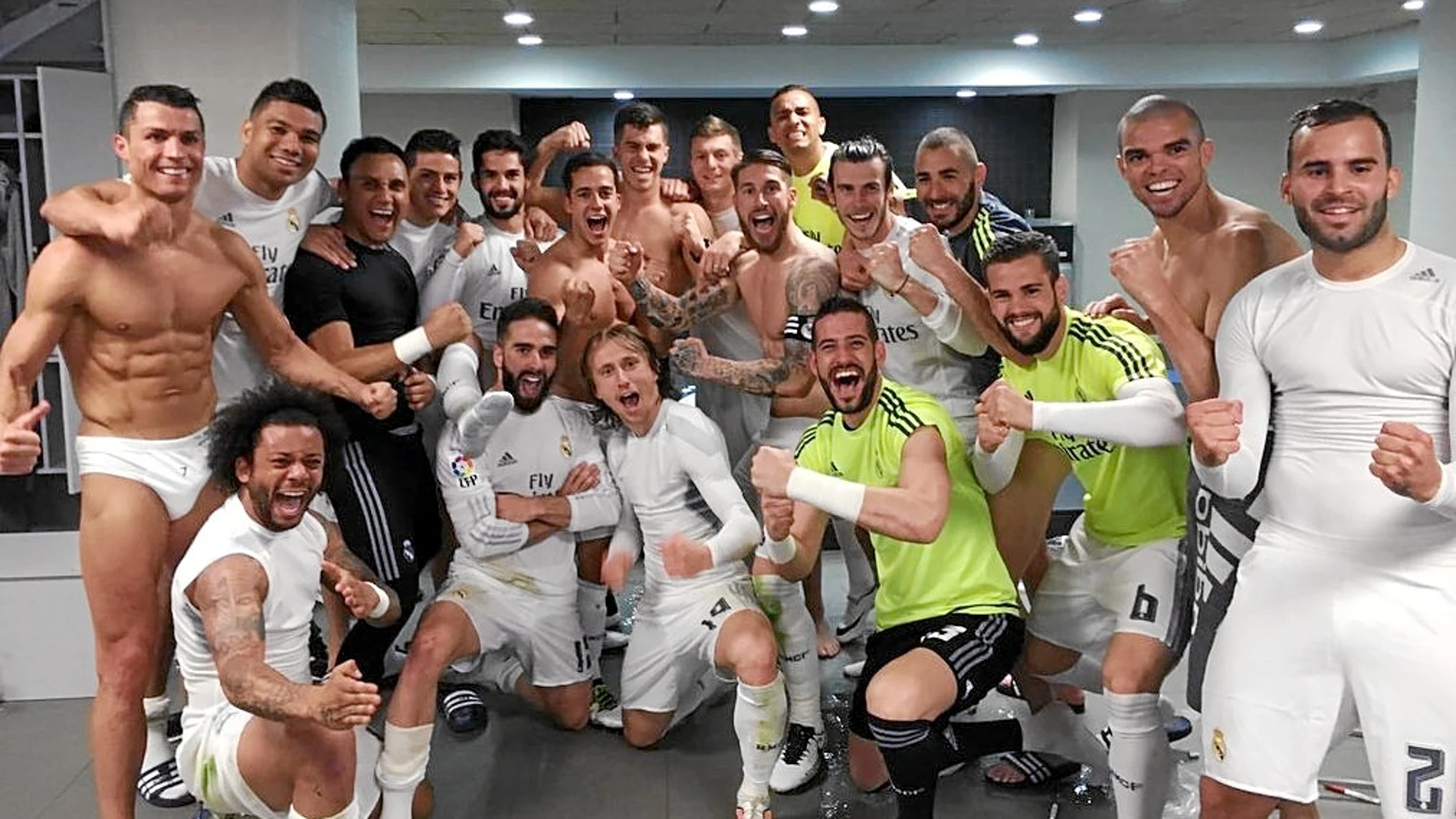 El vestuario del Madrid quiso inmortalizar con esta foto su felicidad en el vestuario del Camp Nou