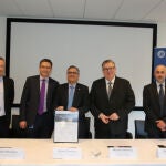 Los responsables de Airbus y la ESA, tras la firma del acuerdo