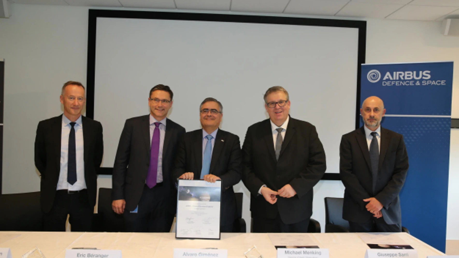 Los responsables de Airbus y la ESA, tras la firma del acuerdo