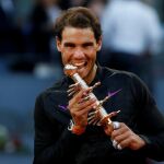 Rafa Nadal con el trofeo de campeón del Mutua Madrid Open