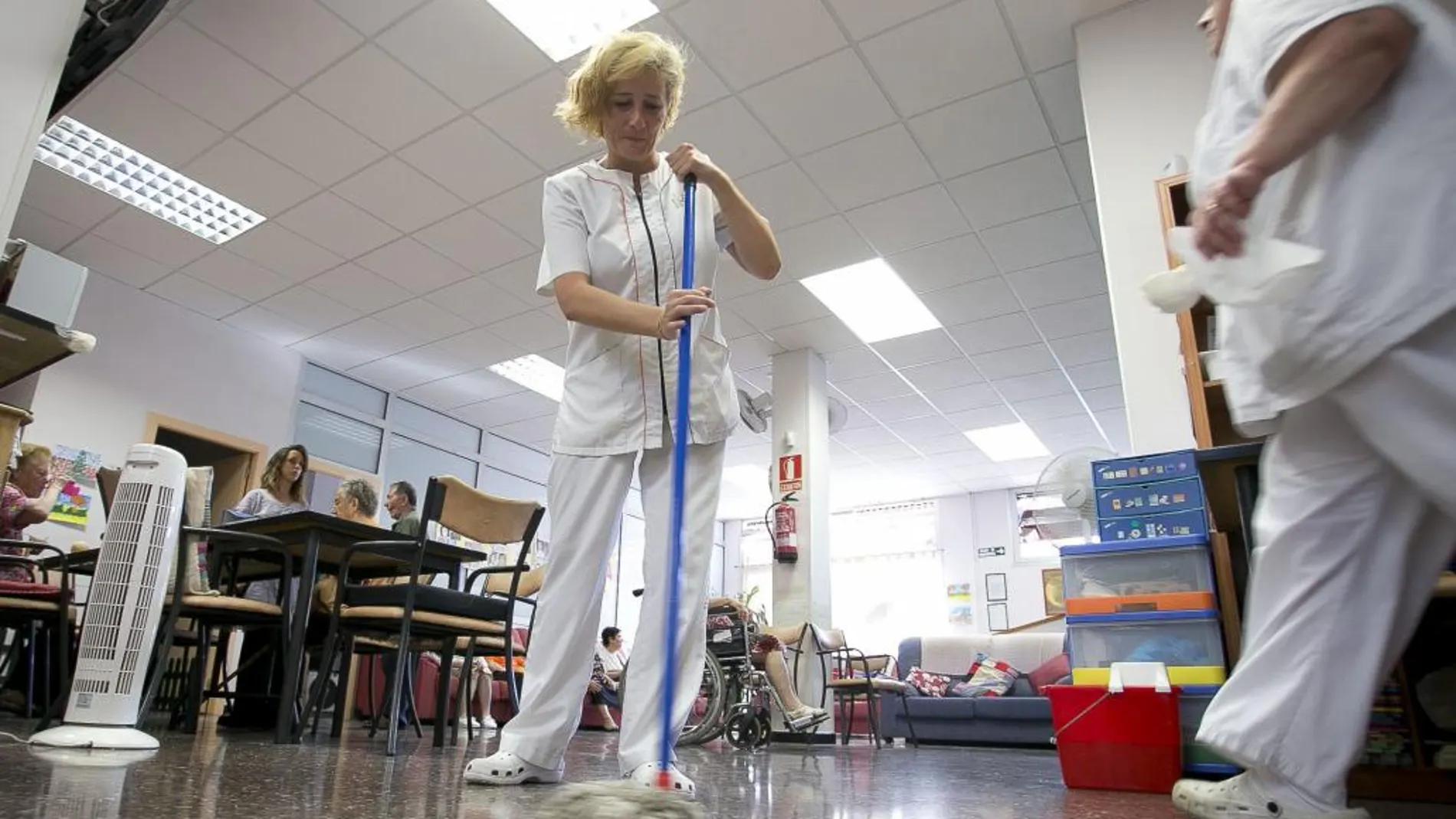 Una mujer reealiza tareas de limpieza en un centro de mayores