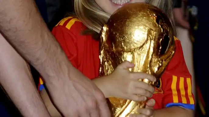 La Princesa Leonor sujeta el trofeo de la selección española tras convertirse en campeones del mundo en 2010