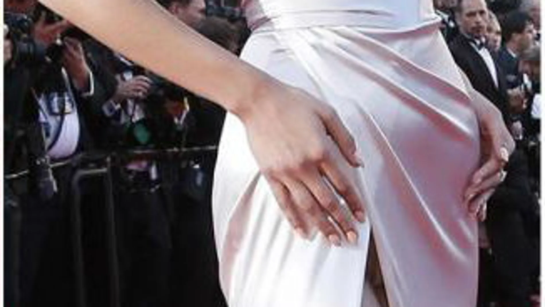 El vestido de Bella Hadid deja al descubierto sus encantos en la alfombra roja de Cannes