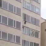 Captura del momento en que el niño de 7 años aparece colgado de la ventana en Astana (Kazajistán) / YouTube