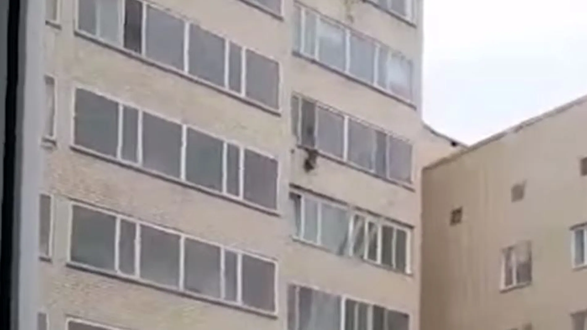 Captura del momento en que el niño de 7 años aparece colgado de la ventana en Astana (Kazajistán) / YouTube