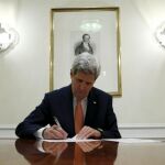 John Kerry firma los documentos del acuerdo nuclear