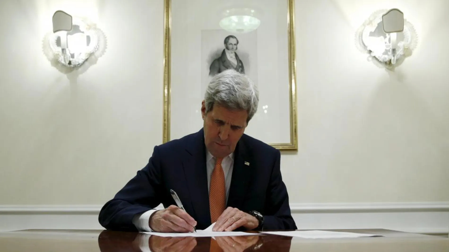 John Kerry firma los documentos del acuerdo nuclear