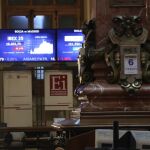 Vista de un panel de la Bolsa de Madrid, en la que el IBEX 35, principal indicador de la Bolsa española, mantiene el tono negativo