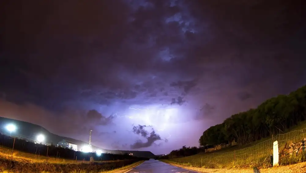 Uno de los rayos que descargó la tormenta eléctrica del 30 de agosto por la noche en Hinojedo