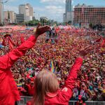 Fotografía cedida por prensa de Miraflores donde se observa a una multitud que asiste a un acto liderado por Nicolás Maduro, el sábado, en Caracas