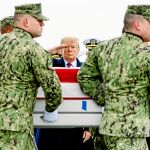 Trump recibe los féretros de los soldados fallecidos en Siria