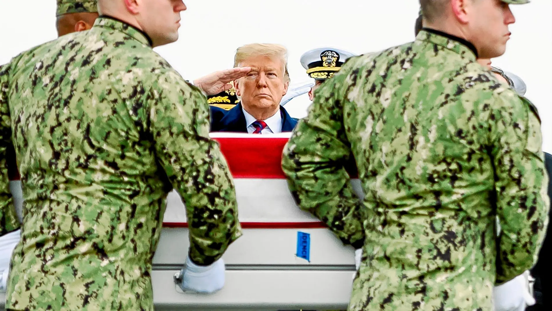 Trump recibe los féretros de los soldados fallecidos en Siria